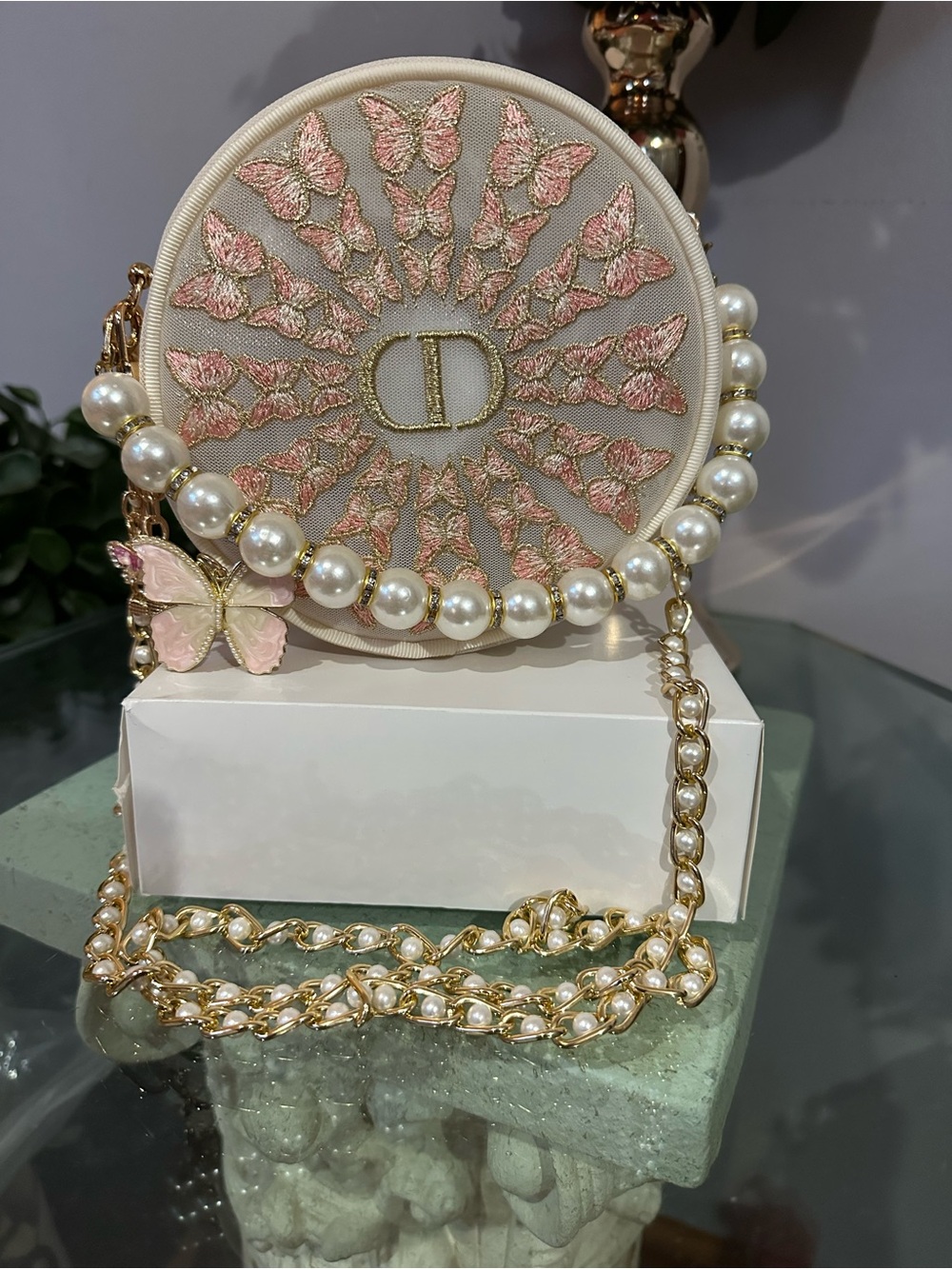 Dior 2026 Spring Limited Edition Butterfly Embroidery Cosmetic
Round Pouch-NIB - Picture 10 of 17